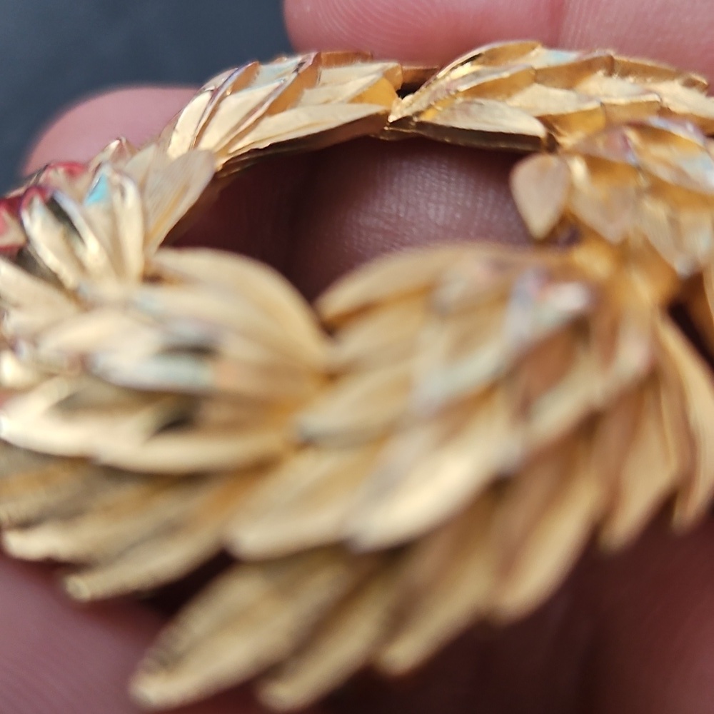 Vintage Crown Trifari Textured Leaves Gold Tone Brooch Pin - Picture 6 of 10